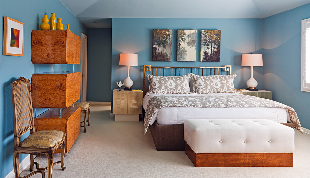 サンディエゴにあるトランジショナルスタイルのおしゃれな寝室 (青い壁、カーペット敷き)