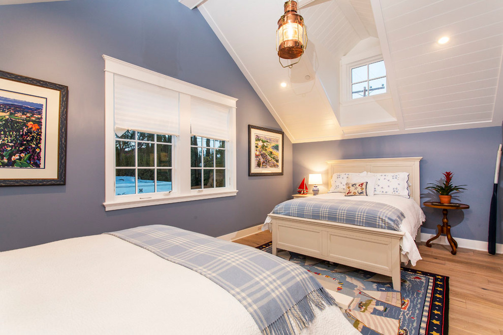 Cette image montre une chambre d'amis traditionnelle de taille moyenne avec un mur bleu, parquet clair, aucune cheminée et un sol beige.