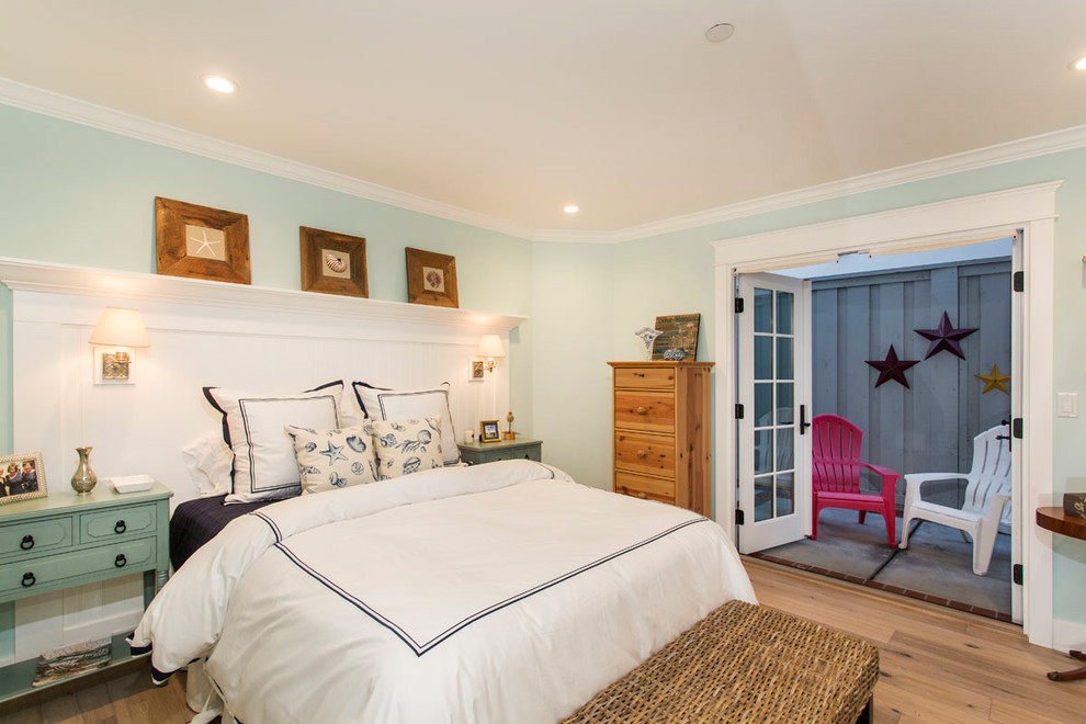 Foto di una camera degli ospiti classica di medie dimensioni con pareti blu, parquet chiaro, nessun camino e pavimento beige