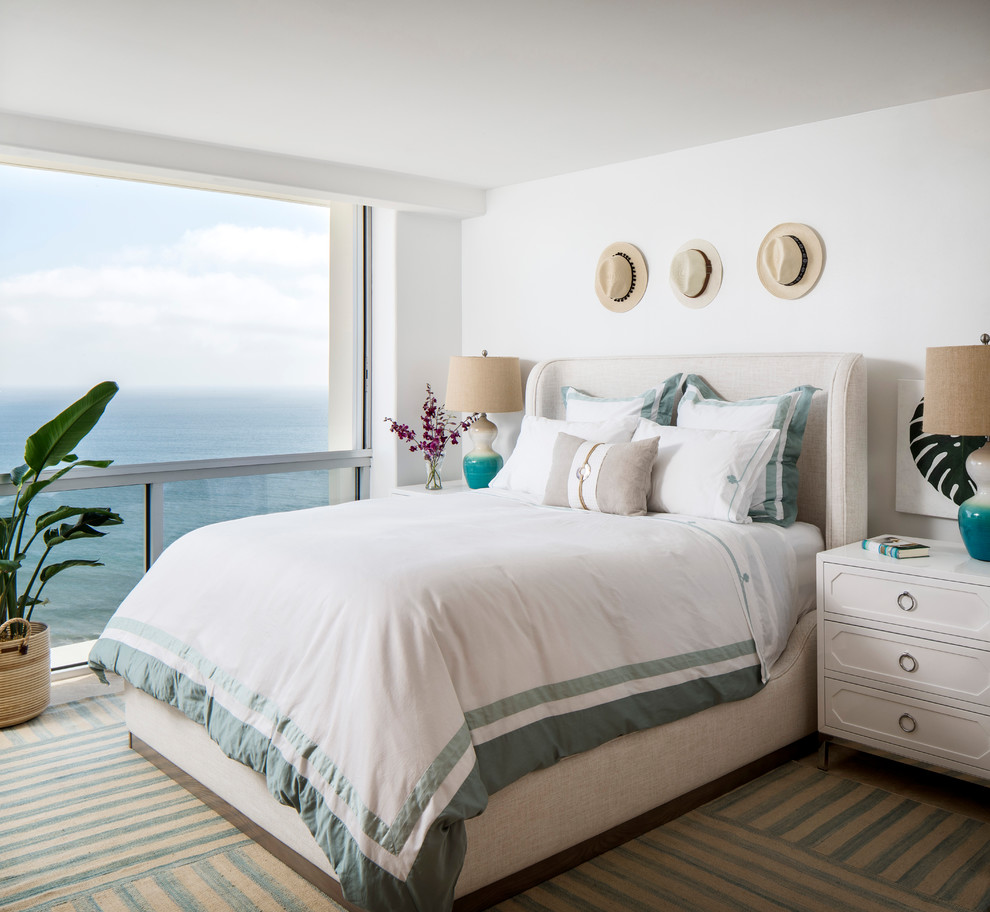 Источник вдохновения для домашнего уюта: гостевая спальня среднего размера, (комната для гостей) в морском стиле с белыми стенами