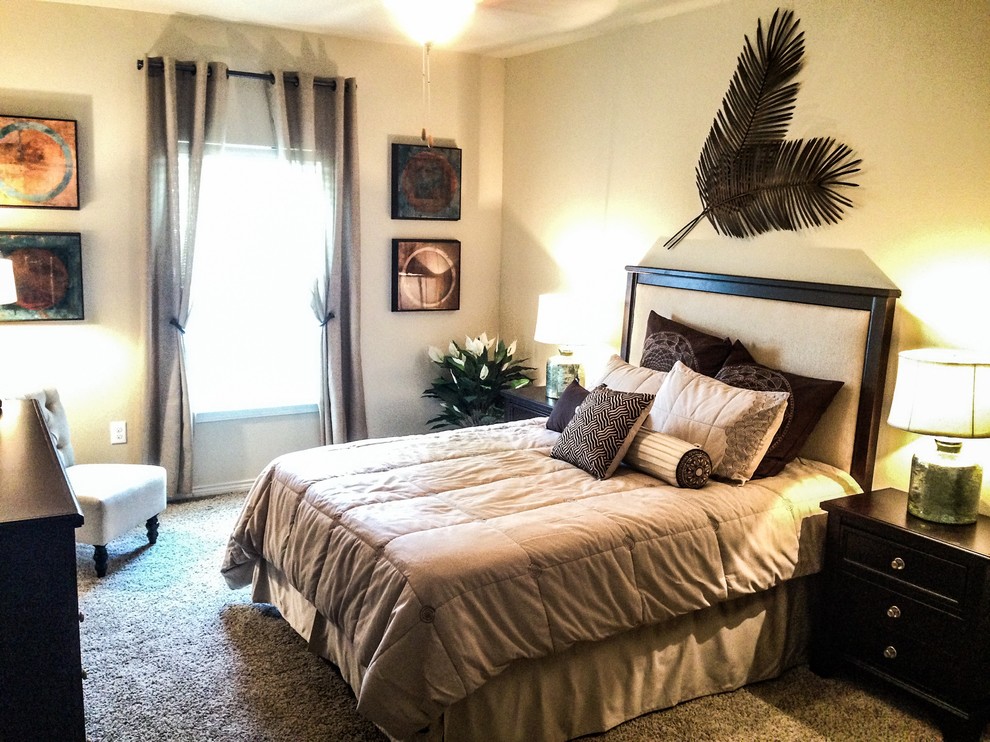 Foto de habitación de invitados actual pequeña con paredes beige y moqueta