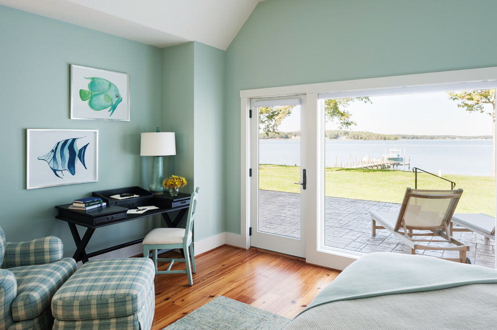 Свежая идея для дизайна: гостевая спальня среднего размера, (комната для гостей) в стиле неоклассика (современная классика) с синими стенами, паркетным полом среднего тона и коричневым полом без камина - отличное фото интерьера