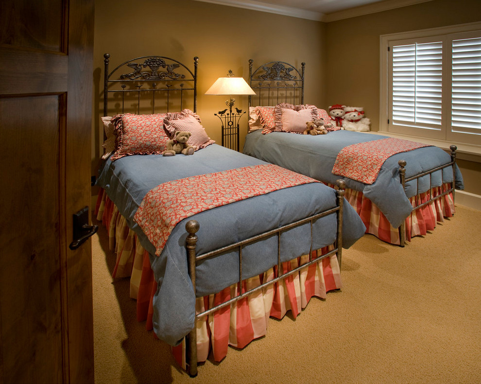 Foto de habitación de invitados clásica de tamaño medio sin chimenea con paredes amarillas y moqueta