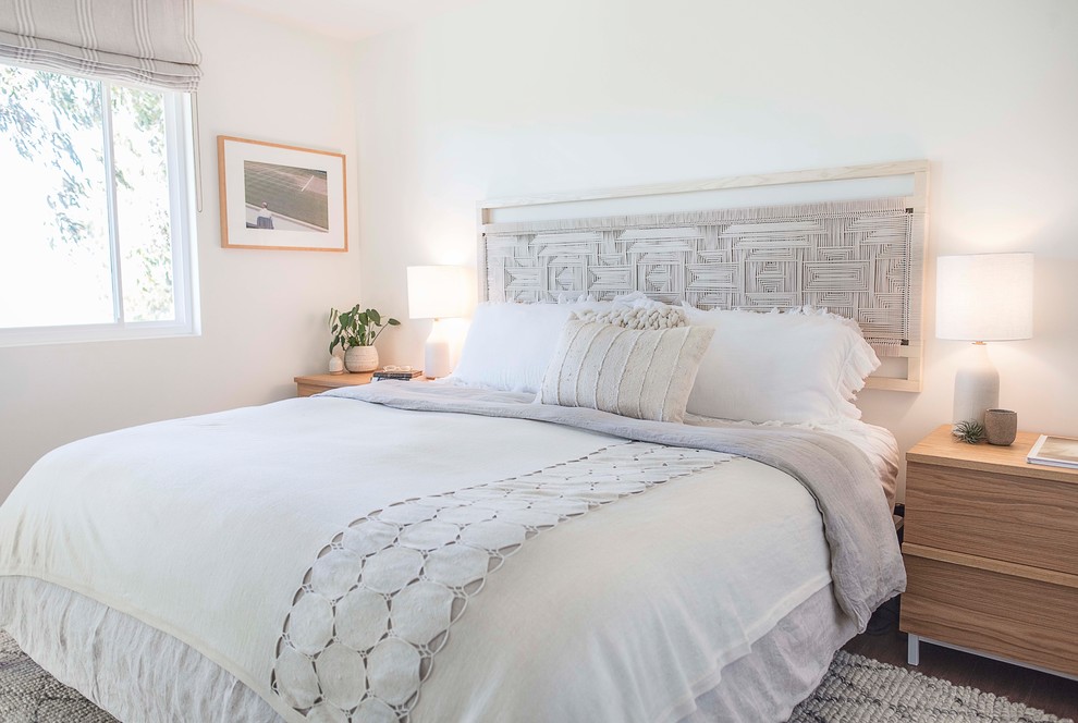 Источник вдохновения для домашнего уюта: гостевая спальня среднего размера, (комната для гостей) в скандинавском стиле с белыми стенами