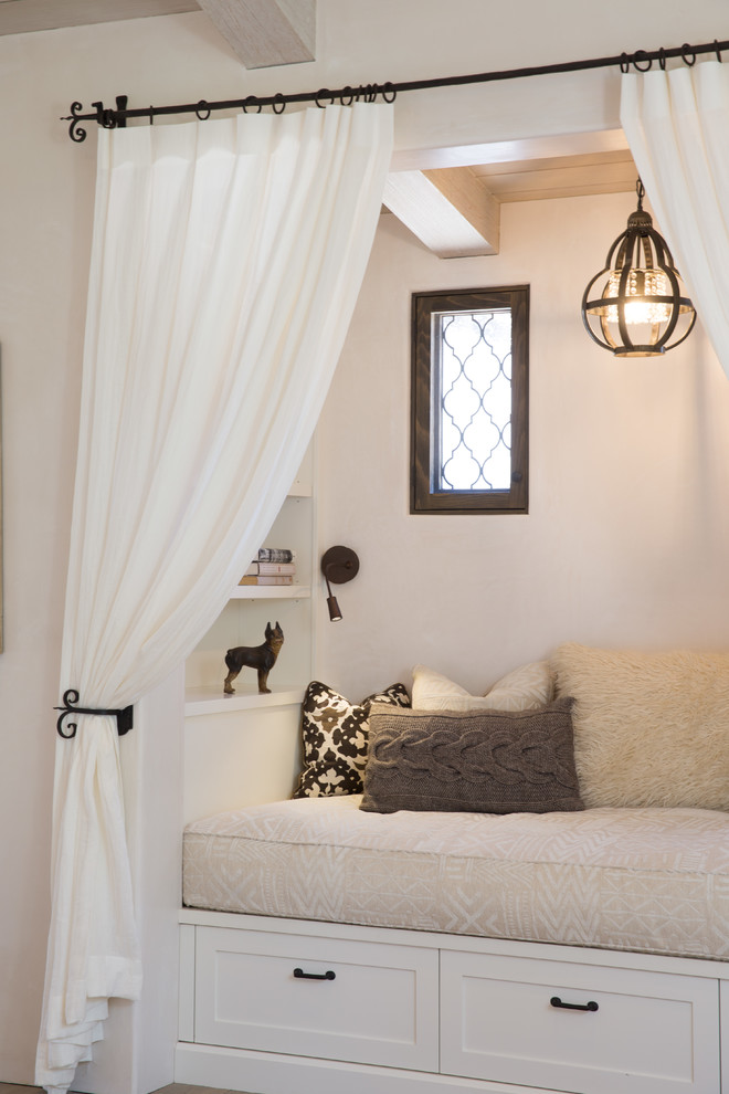 Foto de dormitorio principal mediterráneo grande con paredes blancas, suelo de madera clara, suelo beige y chimenea lineal