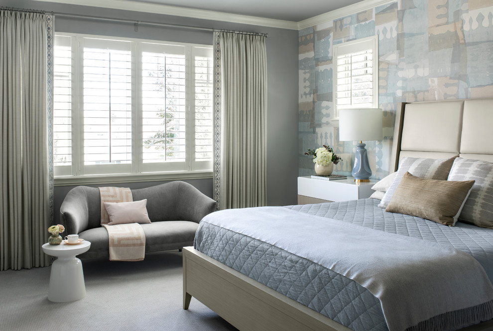 デンバーにあるトランジショナルスタイルのおしゃれな客用寝室 (グレーの壁、カーペット敷き、白い床)
