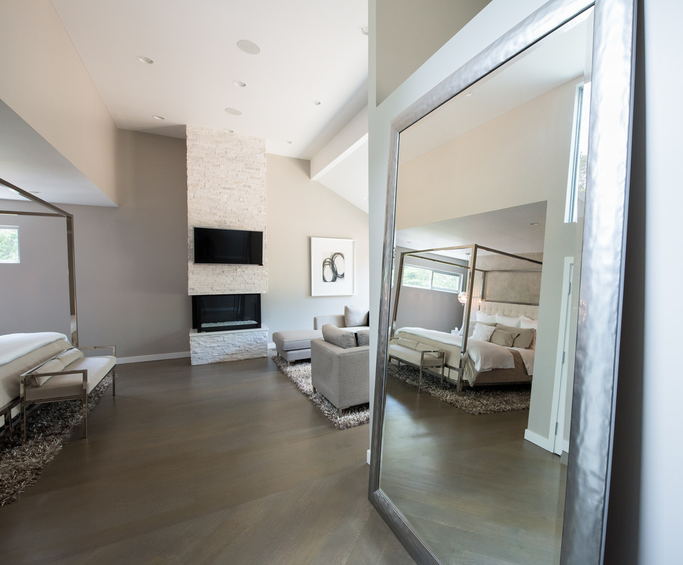 Пример оригинального дизайна: большая хозяйская спальня в стиле модернизм с серыми стенами, светлым паркетным полом, фасадом камина из камня и серым полом
