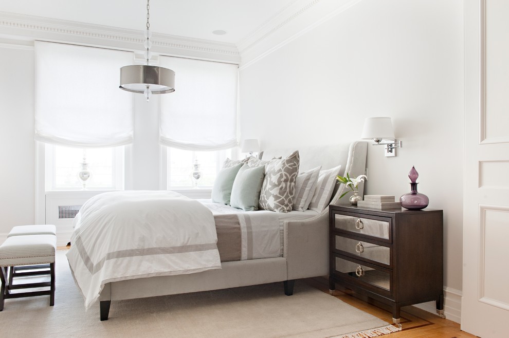 Diseño de dormitorio principal tradicional renovado de tamaño medio con paredes grises y suelo de madera clara