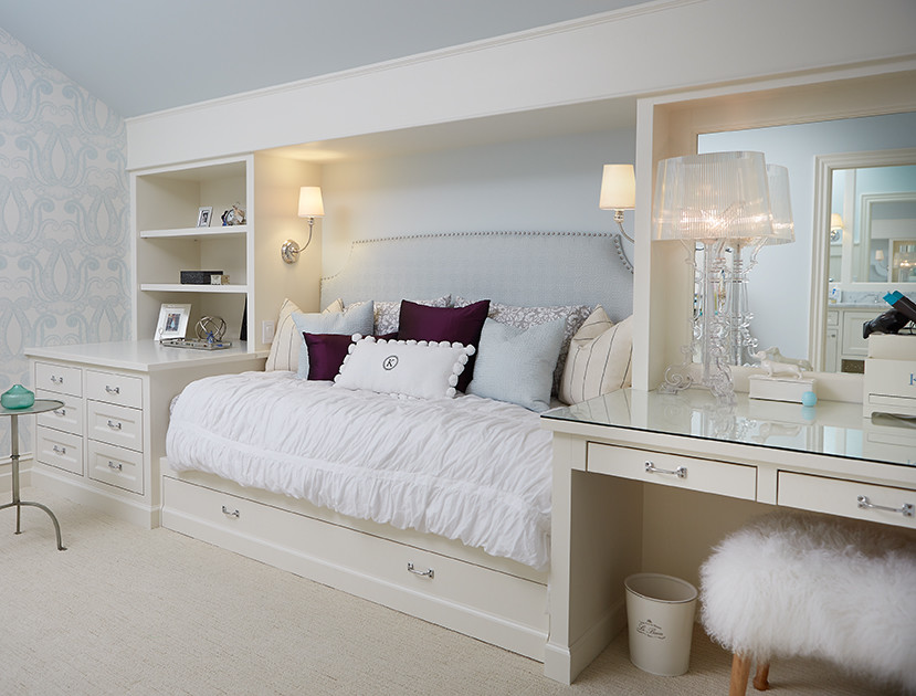 Foto di un'ampia camera da letto classica con pareti blu e moquette