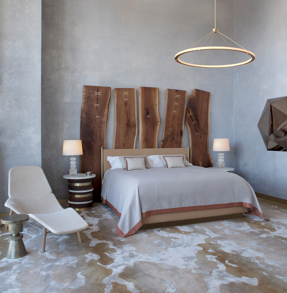 Стильный дизайн: спальня в современном стиле с серыми стенами, ковровым покрытием и серым полом - последний тренд