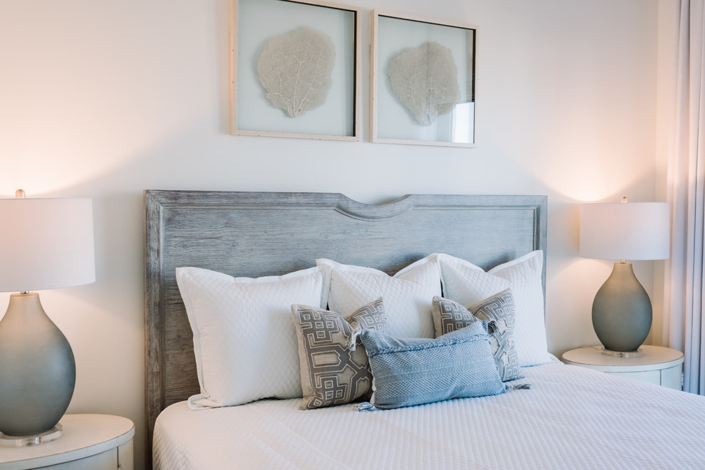 Foto de dormitorio principal costero pequeño con paredes blancas, suelo de madera clara y suelo gris