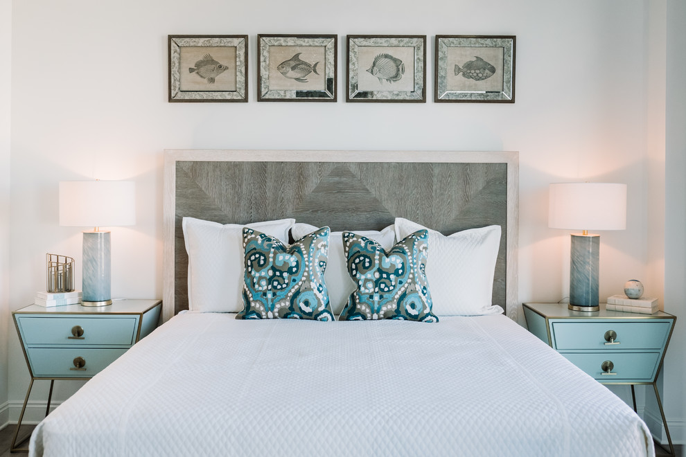 Immagine di una piccola camera degli ospiti stile marinaro con pareti bianche, parquet chiaro e pavimento grigio