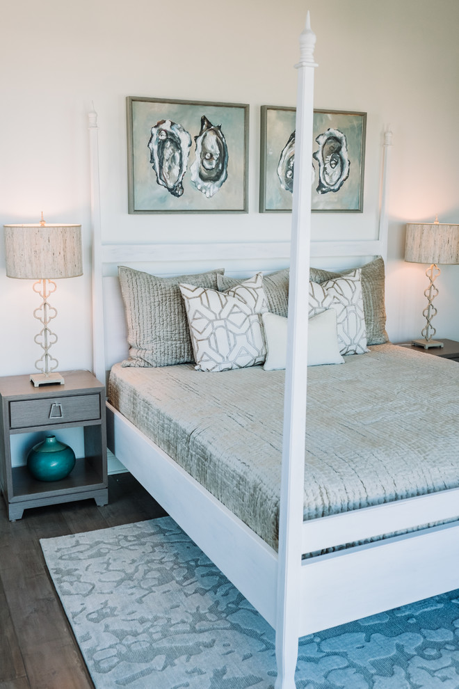 Свежая идея для дизайна: маленькая хозяйская спальня в морском стиле с белыми стенами, светлым паркетным полом и серым полом для на участке и в саду - отличное фото интерьера