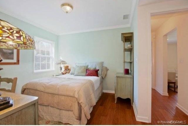 Foto di una grande camera da letto tradizionale con pareti verdi, pavimento in legno massello medio e pavimento marrone