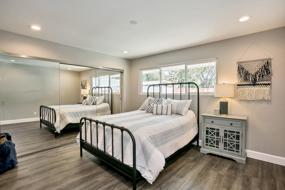 На фото: хозяйская спальня среднего размера в стиле кантри с серыми стенами, полом из винила и серым полом без камина с