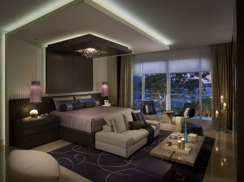 Geräumiges Modernes Hauptschlafzimmer mit beiger Wandfarbe und Marmorboden in Miami