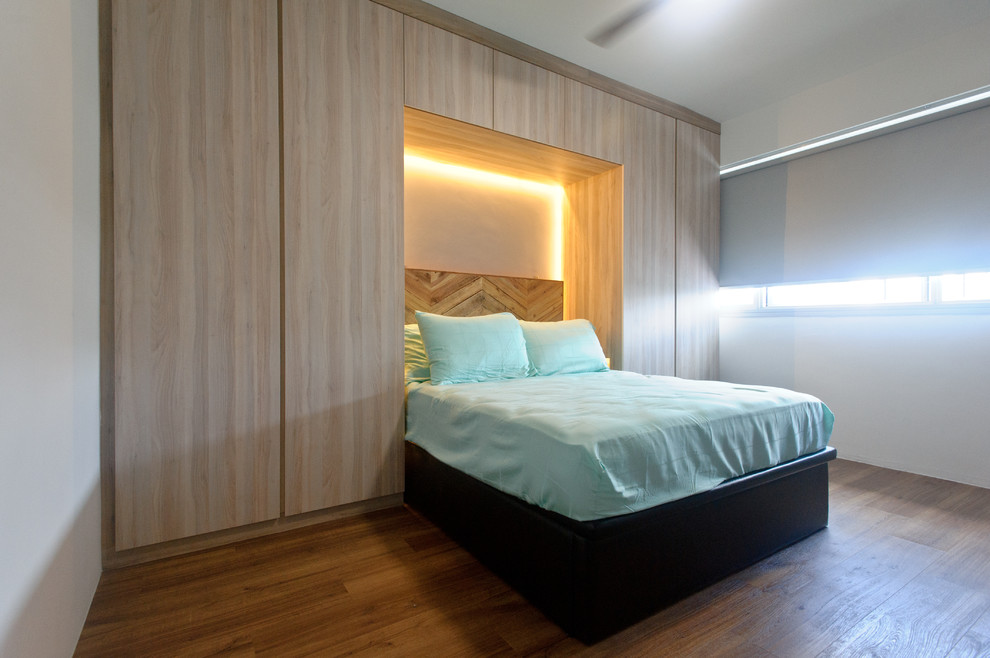 На фото: хозяйская спальня в скандинавском стиле с серыми стенами