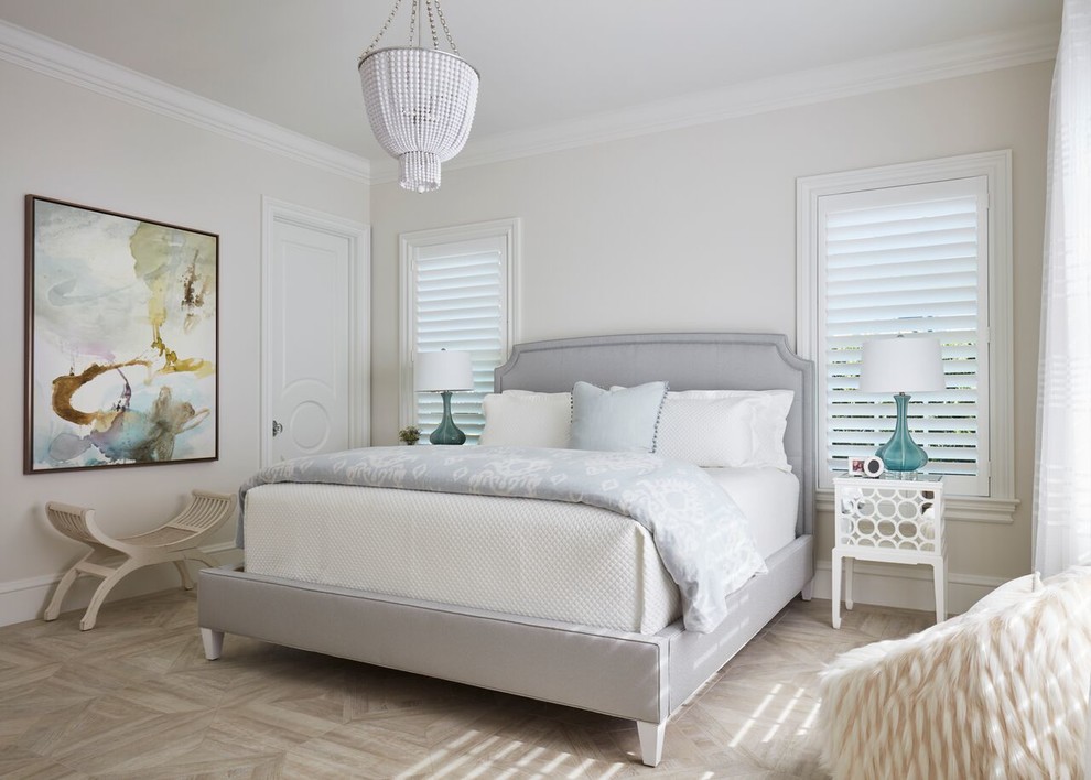 Imagen de dormitorio principal costero con paredes blancas y suelo beige