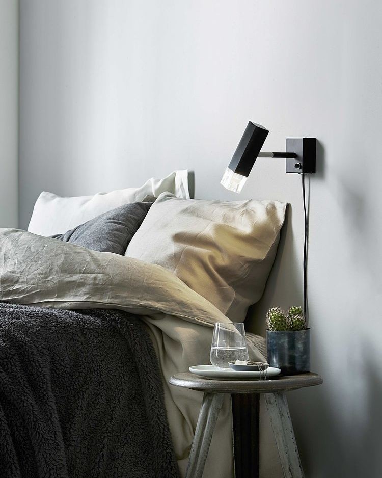 Imagen de habitación de invitados escandinava pequeña con paredes grises