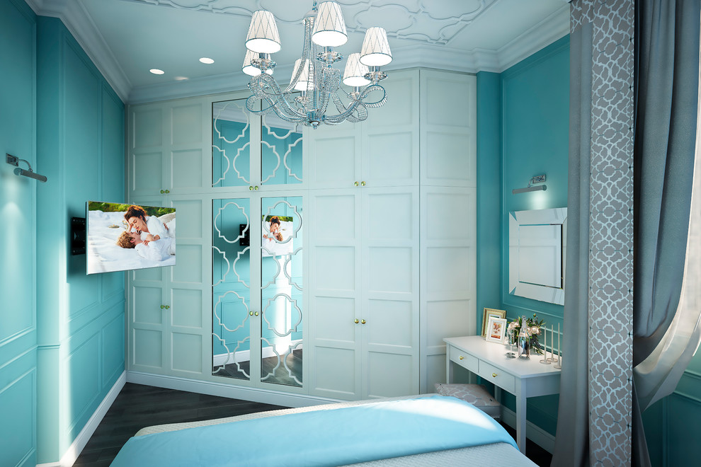 Foto de dormitorio principal clásico pequeño con paredes azules, suelo laminado y suelo marrón
