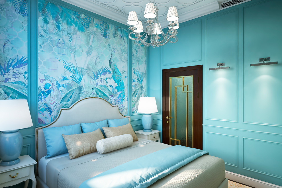 Imagen de dormitorio principal clásico pequeño con paredes azules, suelo laminado y suelo marrón