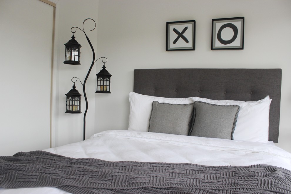 Пример оригинального дизайна: гостевая спальня среднего размера, (комната для гостей) в стиле модернизм с белыми стенами, ковровым покрытием и серым полом без камина