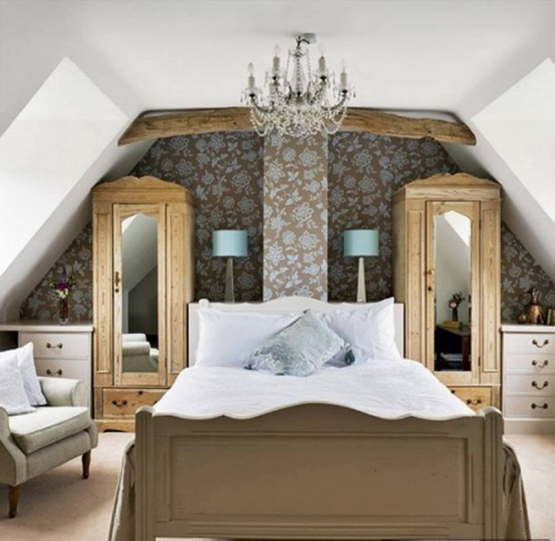 Diseño de habitación de invitados clásica renovada grande con paredes azules, moqueta, suelo blanco y papel pintado