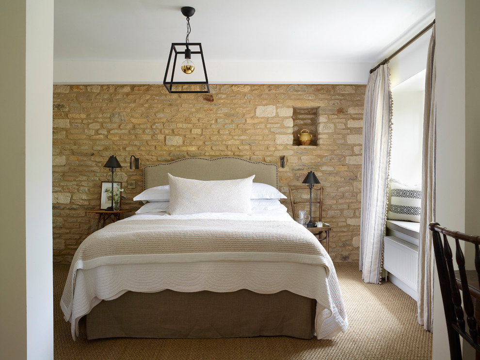 Kleines Landhaus Hauptschlafzimmer mit weißer Wandfarbe in Oxfordshire