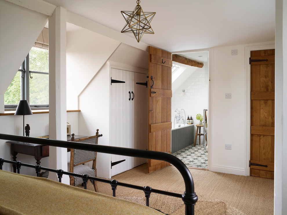 Kleines Landhaus Gästezimmer mit weißer Wandfarbe in Oxfordshire