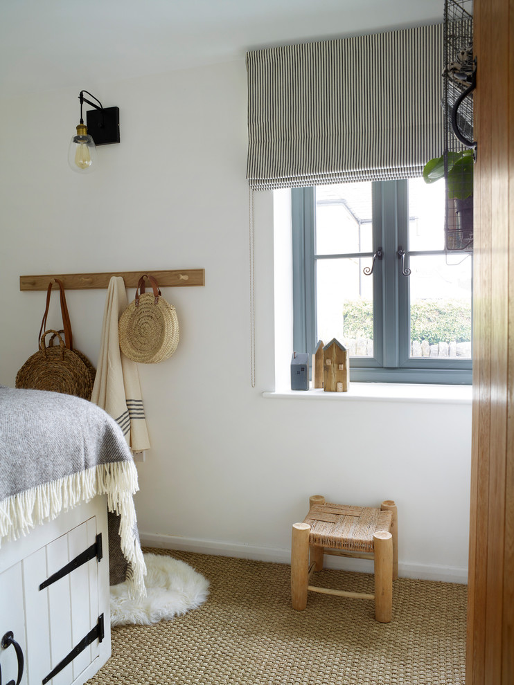 Foto på ett litet lantligt gästrum, med vita väggar