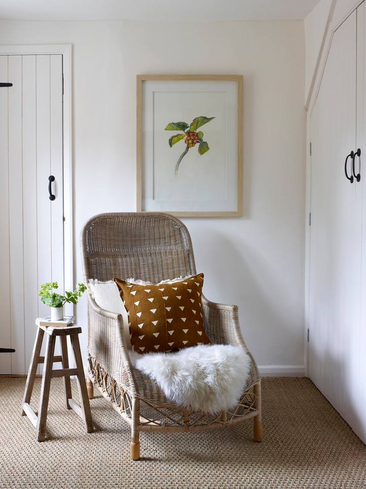 Idée de décoration pour une petite chambre parentale champêtre avec un mur blanc.