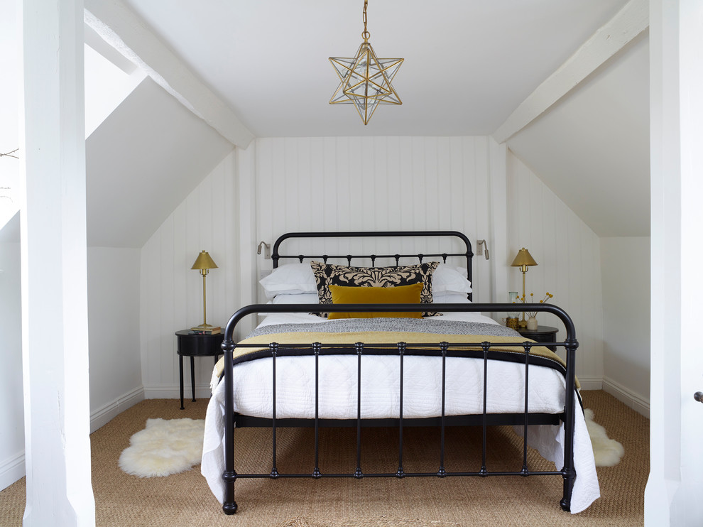 Kleines Landhaus Gästezimmer mit weißer Wandfarbe in Oxfordshire