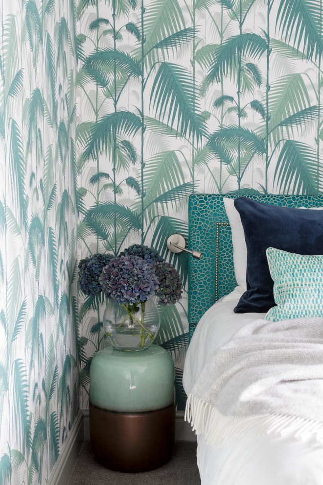 Kleines Modernes Gästezimmer mit grüner Wandfarbe, Teppichboden und beigem Boden in Oxfordshire