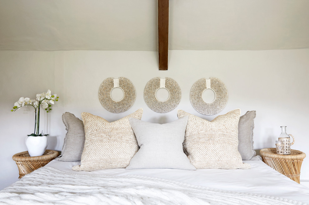 Foto de habitación de invitados campestre de tamaño medio sin chimenea con paredes verdes, moqueta y suelo beige