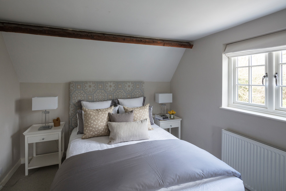Immagine di una piccola camera degli ospiti country con pareti grigie, moquette e pavimento grigio