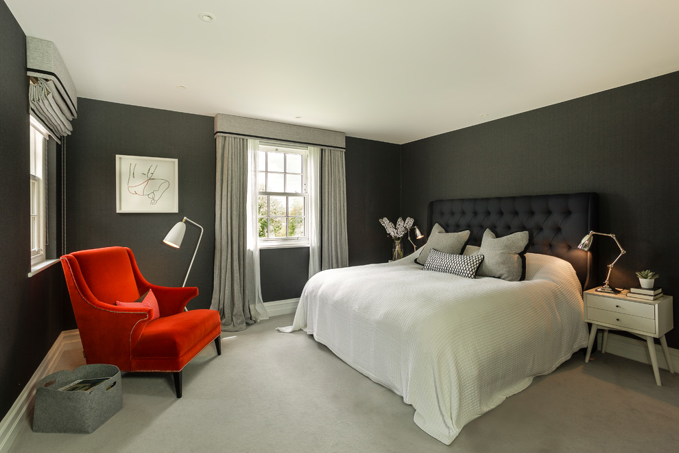 На фото: большая хозяйская спальня в стиле неоклассика (современная классика) с черными стенами, ковровым покрытием и серым полом без камина