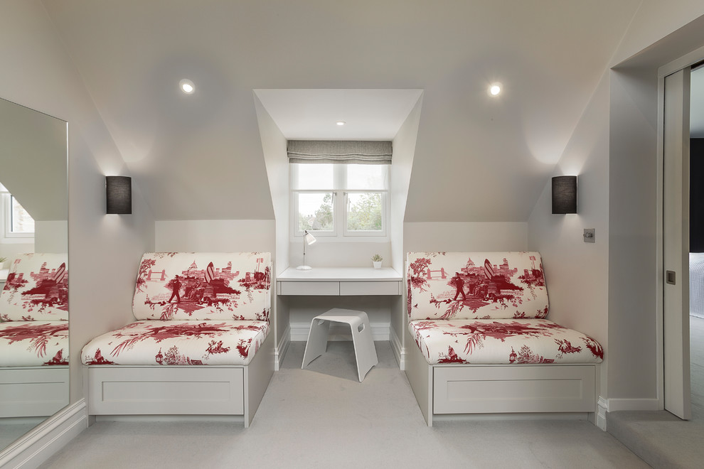 ハンプシャーにある広いトランジショナルスタイルのおしゃれな主寝室 (カーペット敷き、グレーの床、グレーの壁) のレイアウト