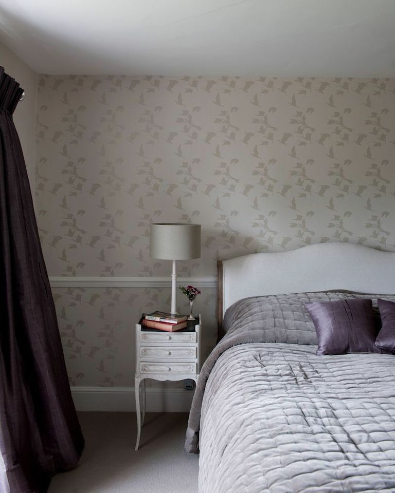 Modelo de dormitorio campestre de tamaño medio sin chimenea con paredes beige y moqueta