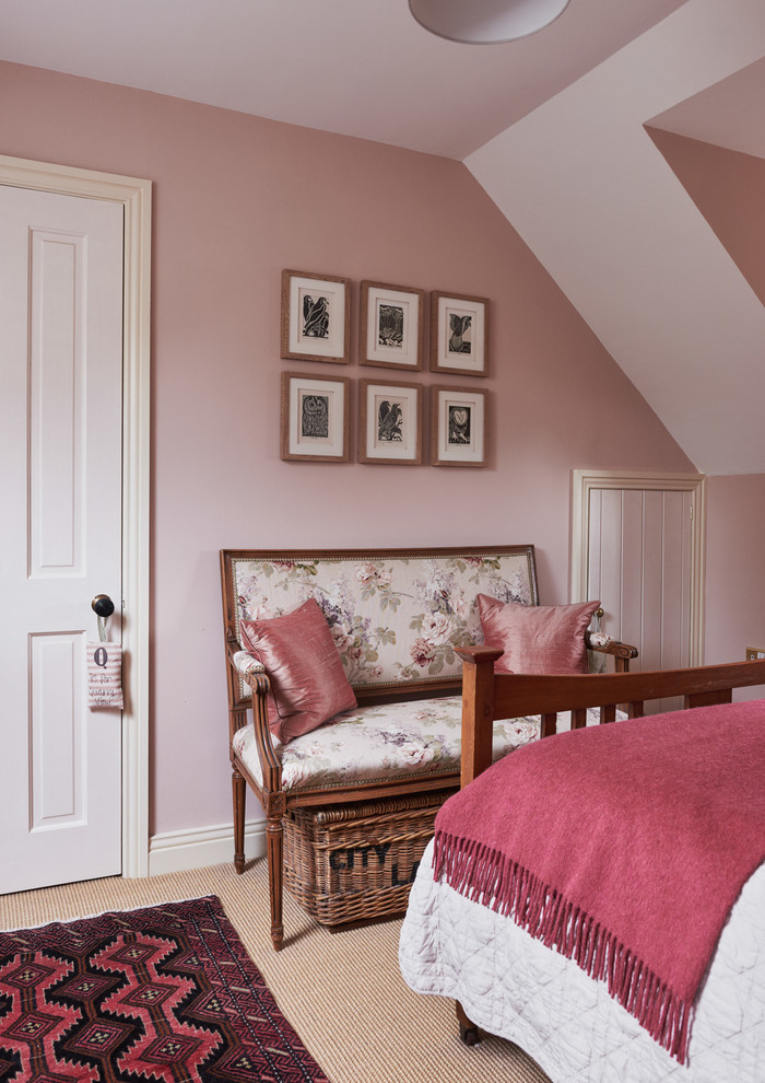 На фото: гостевая спальня среднего размера, (комната для гостей) в стиле кантри с розовыми стенами с