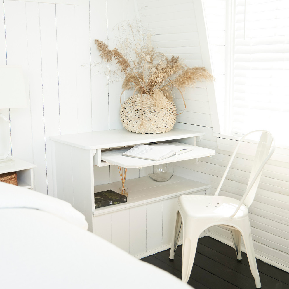 Идея дизайна: маленькая хозяйская спальня в морском стиле с белыми стенами, деревянным полом и черным полом без камина для на участке и в саду