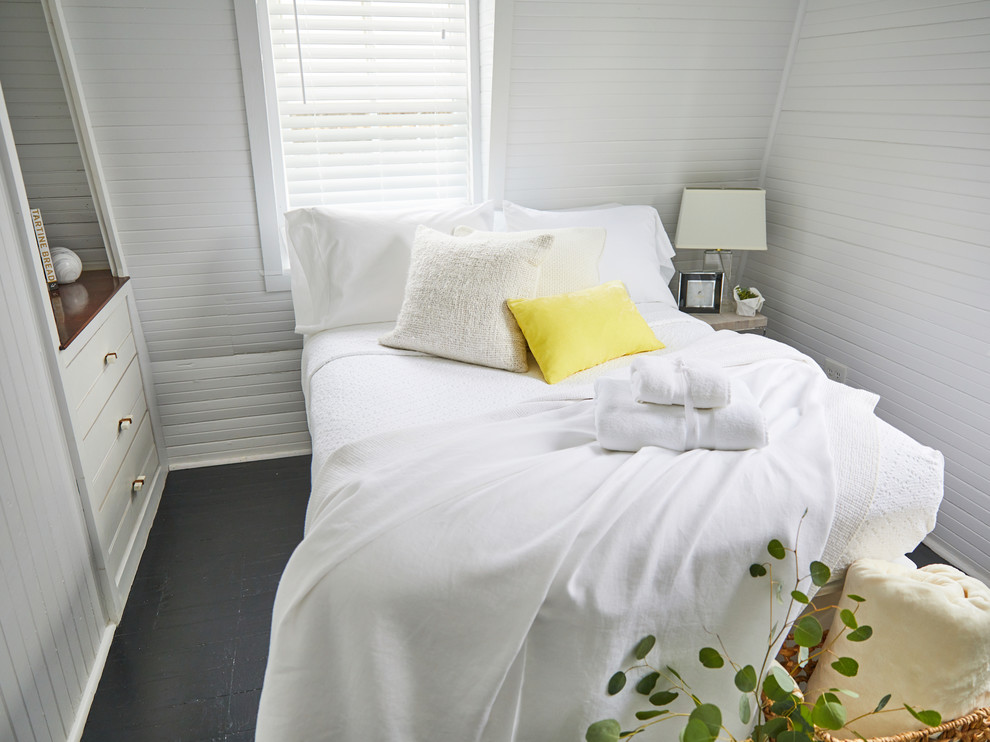Ispirazione per una camera degli ospiti country di medie dimensioni con pareti bianche, pavimento in legno verniciato e pavimento nero