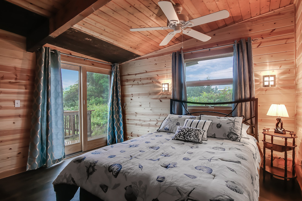 Mountain style bedroom photo in Grand Rapids