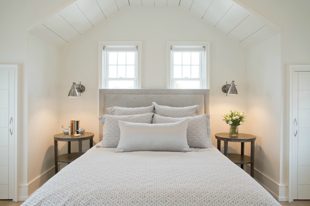 Foto de habitación de invitados marinera de tamaño medio con paredes blancas y suelo de madera en tonos medios