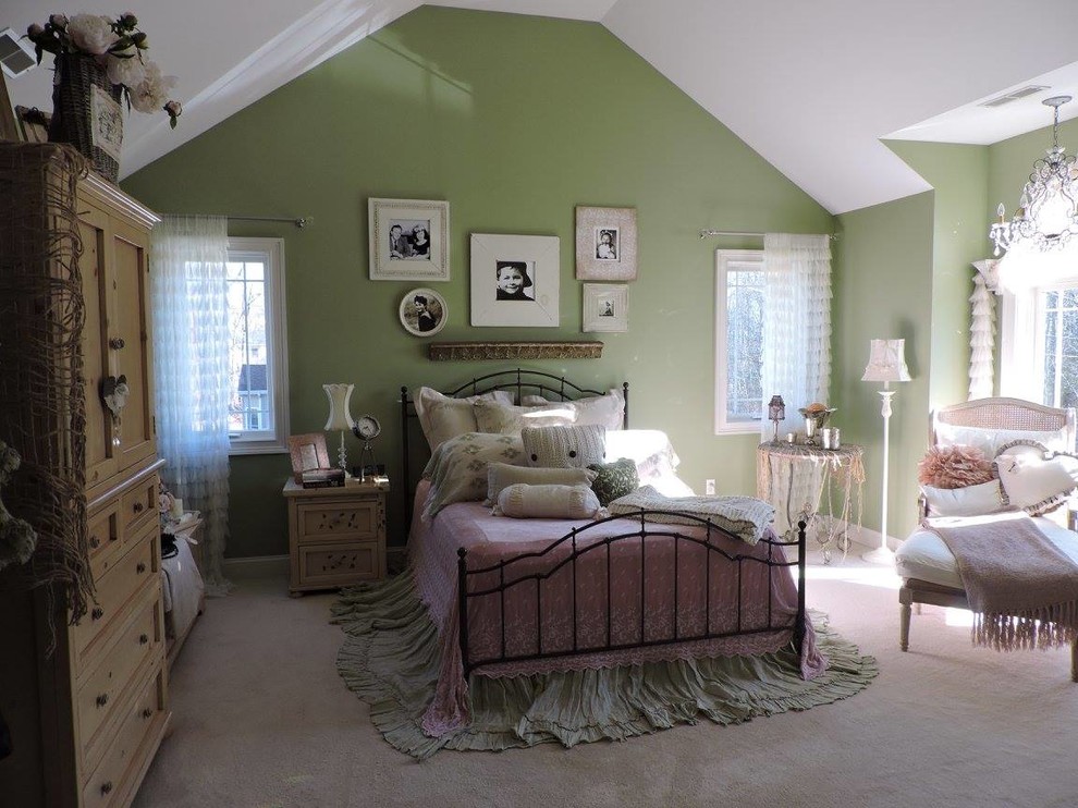 Diseño de dormitorio principal romántico grande con moqueta y suelo beige