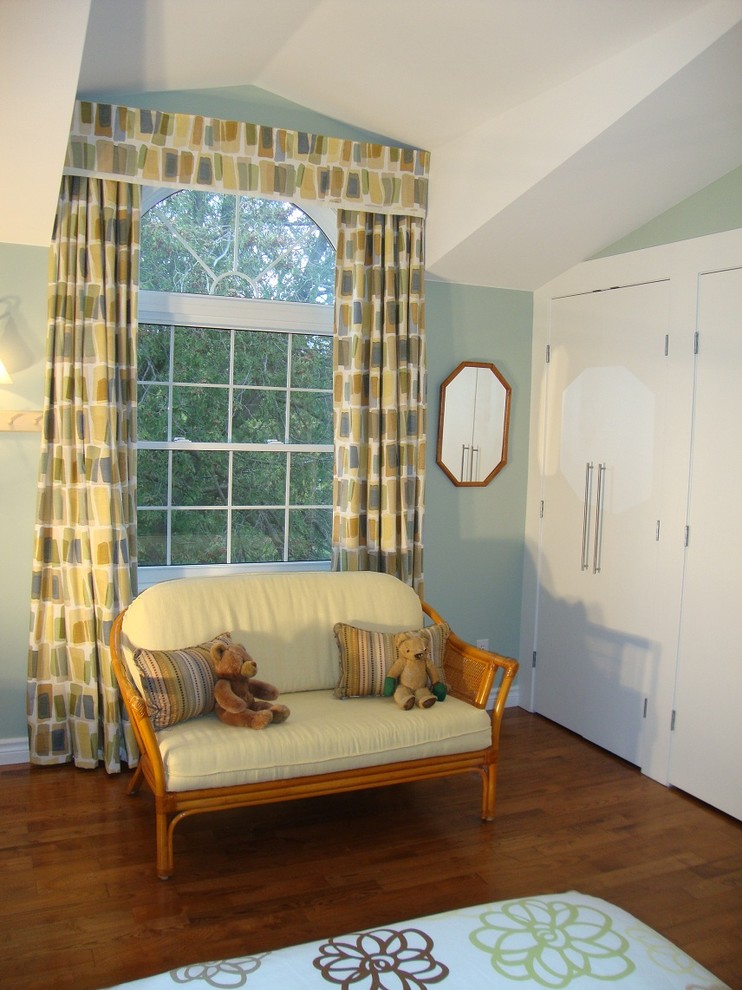 Exemple d'une chambre tendance avec un mur gris et parquet foncé.