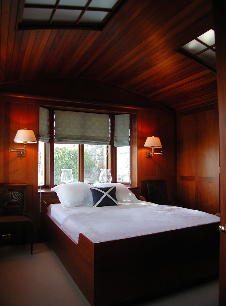 Imagen de dormitorio principal rústico de tamaño medio sin chimenea con paredes marrones