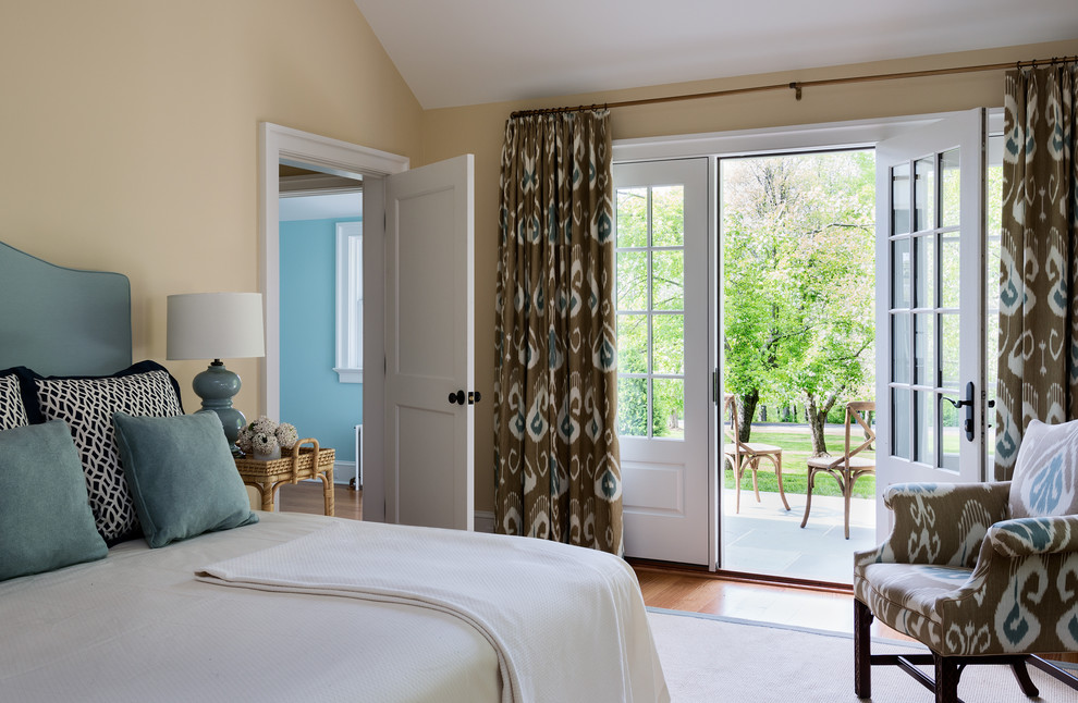 Стильный дизайн: спальня в классическом стиле с бежевыми стенами - последний тренд