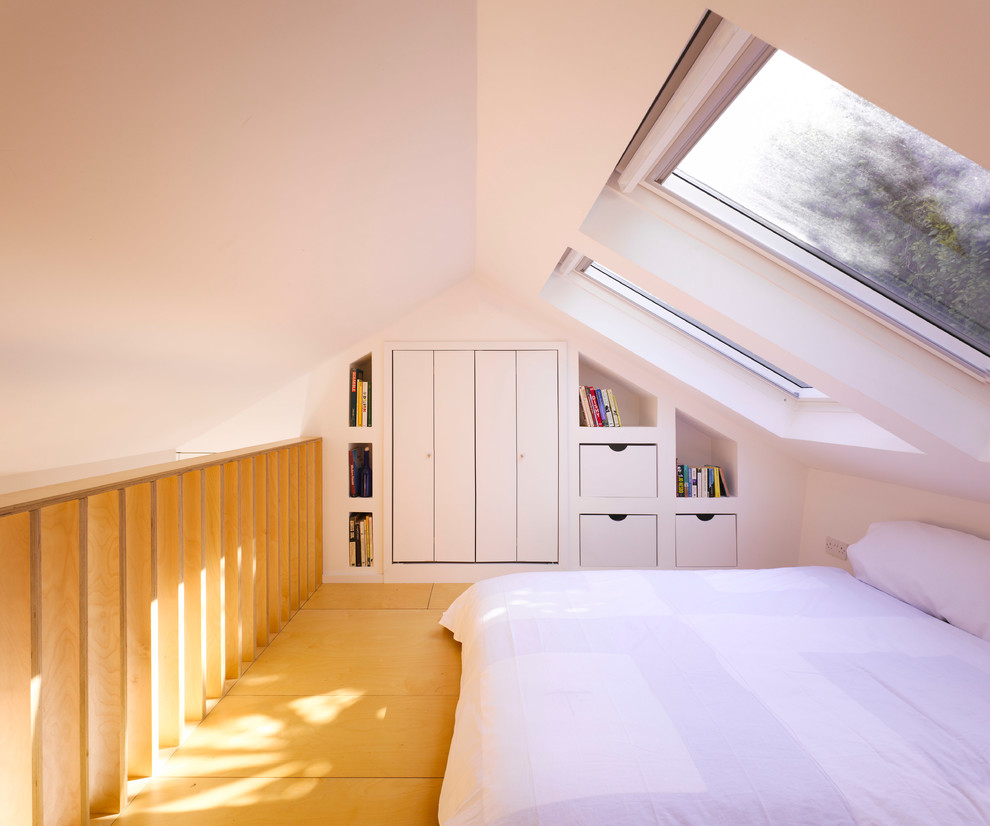 Kleines Modernes Schlafzimmer im Dachboden in Dublin