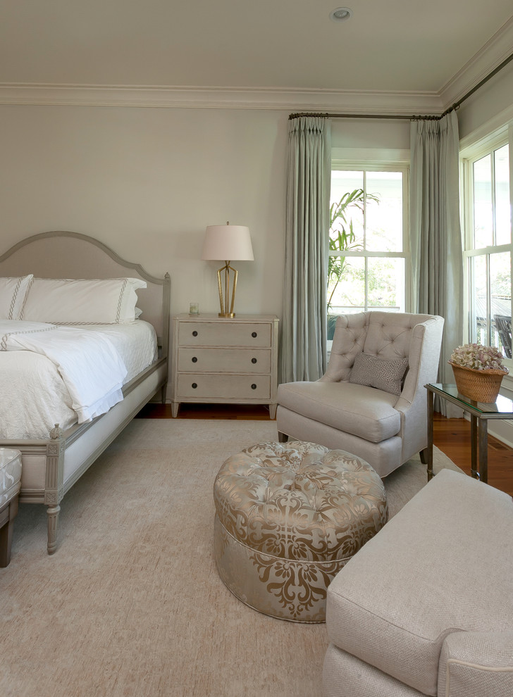 Ejemplo de dormitorio principal romántico de tamaño medio sin chimenea con paredes beige y moqueta