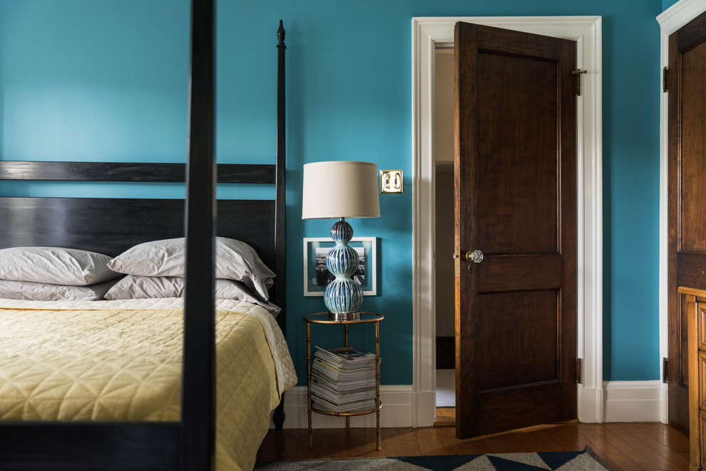 Foto de dormitorio principal clásico renovado con paredes azules y suelo de madera oscura